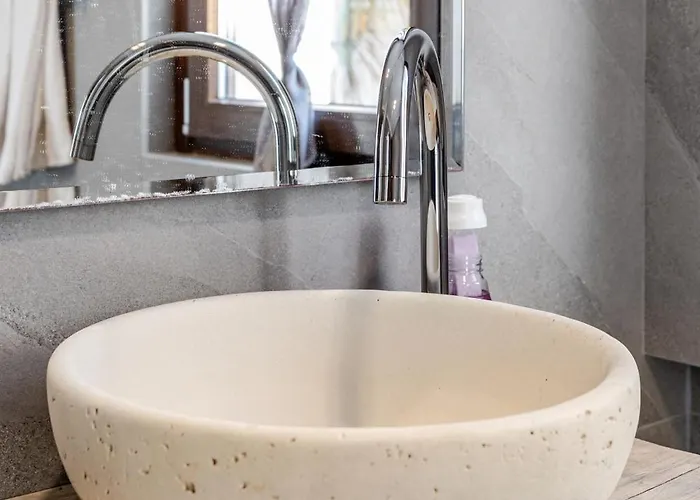 The Nest Between E Bellagio *